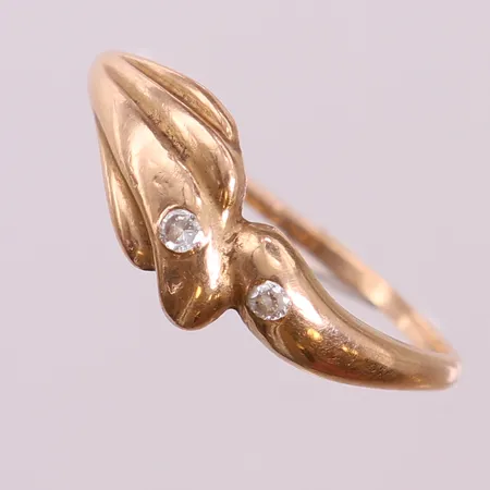 Ring med vita stenar, stl 18½, bredd 1-7,5mm, skev, bucklig, ostämplad. 14K  Vikt: 2,3 g