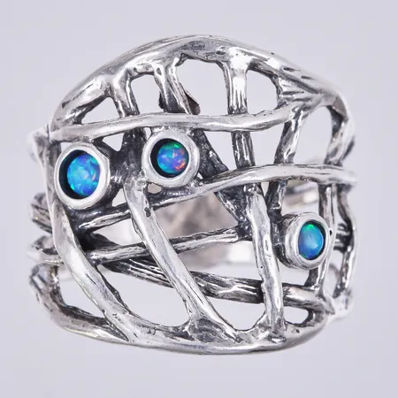 Ring med tre stenar, stl: ca 20, bredd: ca 6-22mm, 925/1000 silver  Vikt: 6,3 g