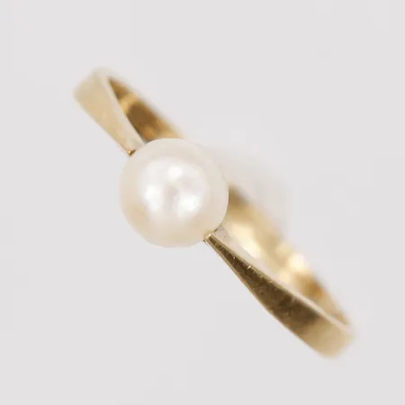 Ring med odlad pärla, 16½, bredd 2-7mm, Köping, 1984, otydlig tillverkarstämpel, 18K guld. Vikt: 1,2 g