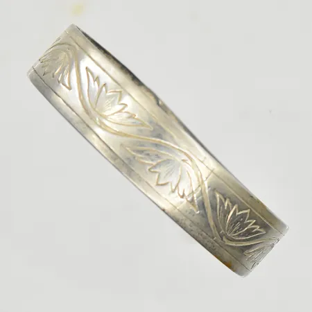 Armring med graverat mönster, öppningsbar, innermått Ø52 mm, bredd 12 mm, obs liten modell, silver. Vikt: 19,4 g