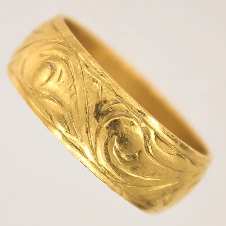 Ring, stl 15½, bredd 6mm, gravyr, 23K  Vikt: 5,2 g