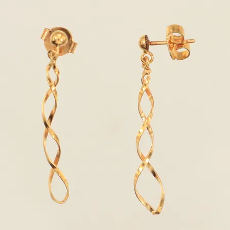 Ett par örhängen, längd 30mm, bredd ca 2,5-3,5mm, buckliga, en snurrebuss i metall, 18K Vikt: 1,1 g