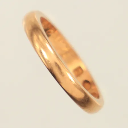 Ring slät, stl 18¼, bredd 3mm, gravyr, 18K  Vikt: 5 g
