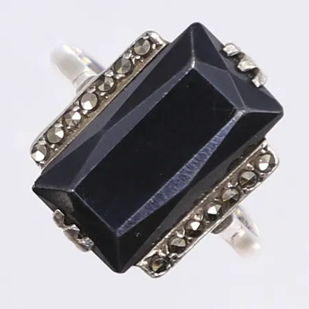 Ring med svarta stenar, stl 16¾, bredd 2-16mm, 925/1000 silver  Vikt: 4 g