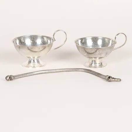 Diverse silver, defekt, två punschkoppar samt armband, kopparnas höjd 3,5-4cm, armbandets längd 18cm, silver. Vikt: 99,6 g