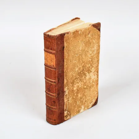 Bok, Handbok För Practiska Läkare-Vetenskapen, utgifven af Sven A. Hedin. Stockholm, tryckt hos Johan C Holmberg, andra upplagan 1797, halvfranskt band, senare skrift invändigt, åldersbetingat slitage, ej fullständigt genomgången.