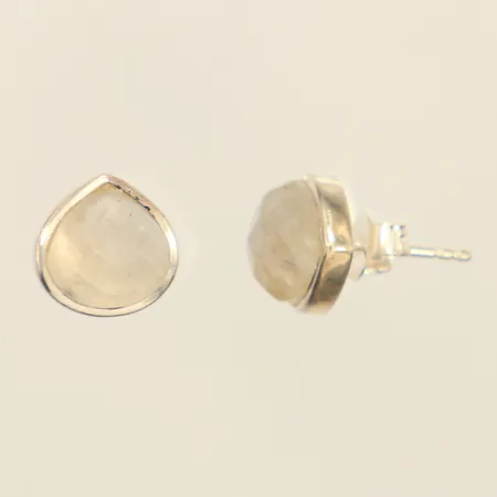 Ett par örhängen med stenar, troligen mjölkkvarts, ca 11mm, ena lös snurrebuss, repiga stenar, 925/1000 silver  Vikt: 3,7 g