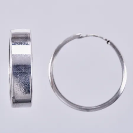 Ett par creoler, Ø ca 2,7cm, bredd ca 7mm, silver 830/1000 Vikt: 4,4 g