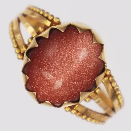Ring, glittrig sten, stl 17¾, bredd 2-13mm, 22K   Vikt: 3,3 g