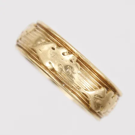 Ring med dekor av eklöv, stl: 18, bredd: 7mm, gravyr, smärre bruksslitage, 18K guld.  Vikt: 10,5 g