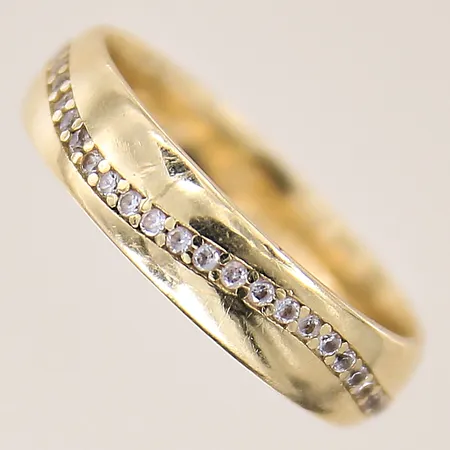 Ring med vita stenar, stl 16¾, bredd 4,5mm, gravyr, 14K  Vikt: 2 g