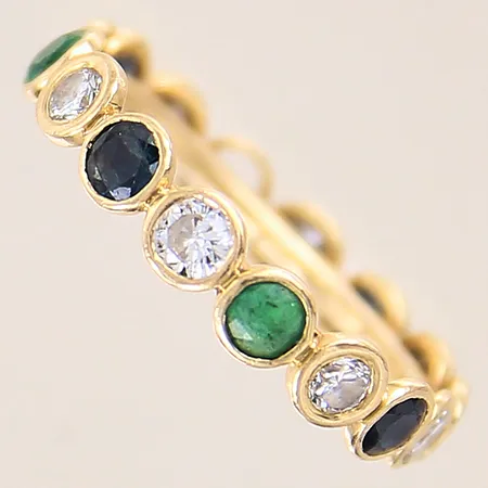 Ring med diamanter 4 x ca 0,10ct, 4 x ca 0,05ct samt safirer och smaragder, stl 16¾, bredd 4mm, stenar med slitage samt nagg, två stenar saknas, 18K  Vikt: 2,6 g