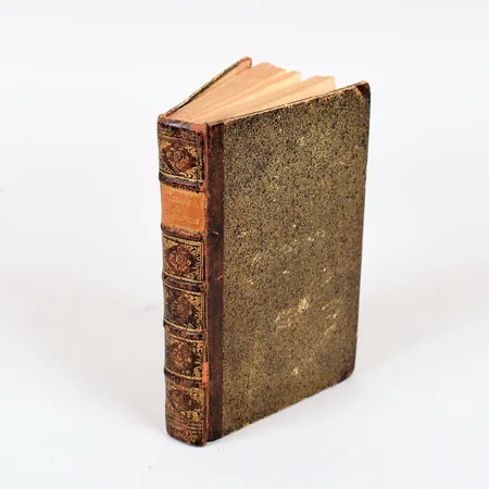 Bok, A Treatise Of Algebra, Thomas Simpson, 1775, halvfransk band med guldprägling, invändigt exlibris samt senare skrift, åldersbetingat slitage, ej fullständigt genomgången.