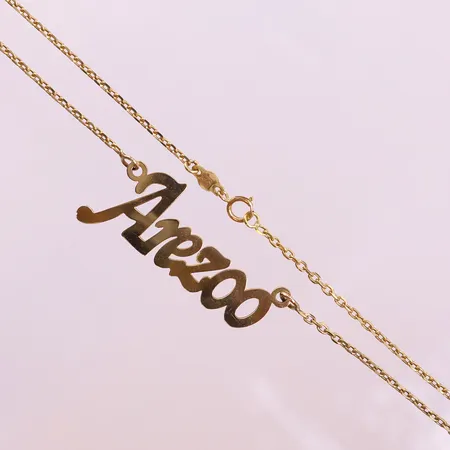 Collier med namn, ca 46cm, bredd 1,5-17,5mm, ostämplad. 18K  Vikt: 7,7 g