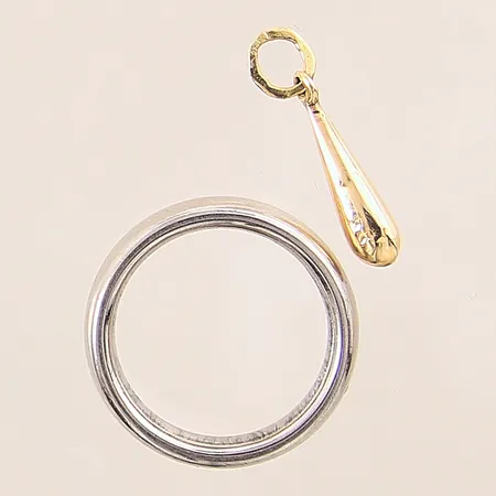 Guldsmycken, delvis vitguld, bucklor, gravyr, 18K  Vikt: 9,8 g