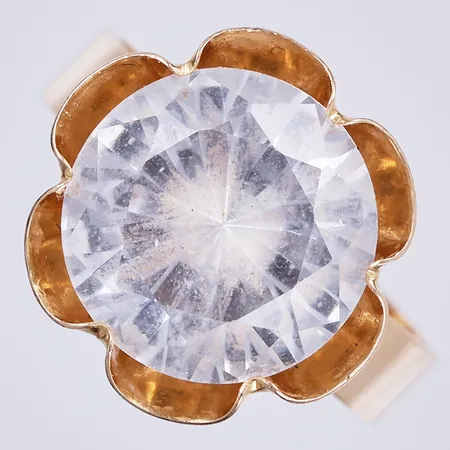 Ring med sten, stl: 16 ¾, bredd ca 4-15mm, Sävsjö Guldsmeds AB 1974, 18K Vikt: 4,5 g