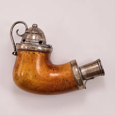 Långpipa, masurbjörk och silverbeslag, ca 10cm, tillverkarstämpel PEL, otydlig årsstämpel, skaft saknas, lagad.