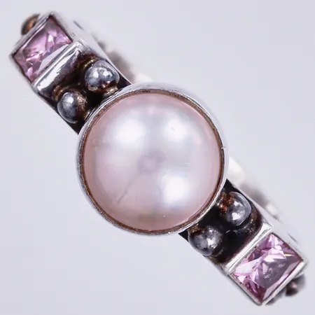 Ring med stenar & odlad pärla, Moment 23, stl: 18 ½, bredd ca 4-9mm, 925/1000 silver Vikt: 8 g