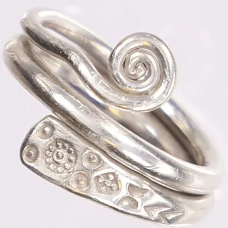 Ring med präglat mönster, stl 20, bredd 6-17mm, 925/1000 silver Vikt: 11,5 g