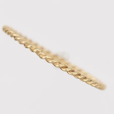 Ring, tvinnad form, stl 19¼, bredd 1mm, ojämnheter, ej stämplad, 18K guld. Vikt: 0,7 g