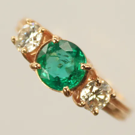 Ring med grön sten, samt vita stenar, stl 18¾, bredd 2-6mm, 14K, bruttovikt  Vikt: 5,8 g