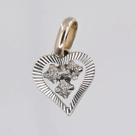 Hänge, hjärta med diamanter 3x ca 0,01ct, stl 16x12mm, vitguld, 18K Vikt: 1,1 g