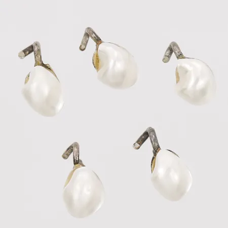 Fem hängen med snäckskal, höjd: 11mm, bredd: 6mm, silver, bruttovikt: 2,3g. 