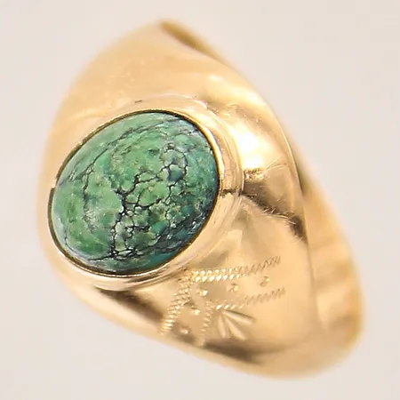 Ring med grön sten, troligen kromdiopsid, stl 17, bredd 3-13mm, något repig skena, 18K  Vikt: 2,3 g