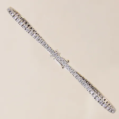 Armband, rivière, med briljantslipade diamanter 82 x ca 0,02ct, flertalet av diamanterna indikerar på att vara syntetiska, längd 17,5cm, bredd 2mm, Tagesson guld och diamanthandel AB, vitguld, i behov av omrodiering, 18K  Vikt: 7,5 g
