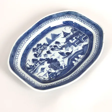 Stekfat, porslin, Kina, Jiaqing (1796-1820), kompaniporslin, dekor av pagodlandskap i underglasyrblått, längd 30cm, tillverkningsdefekter. 