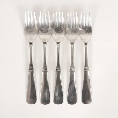Fem matgafflar modell Uppsala, MGAB, Lidköping, 1964 och 1965, längd 18,5cm, bruksslitage, silver. Vikt: 230,4 g