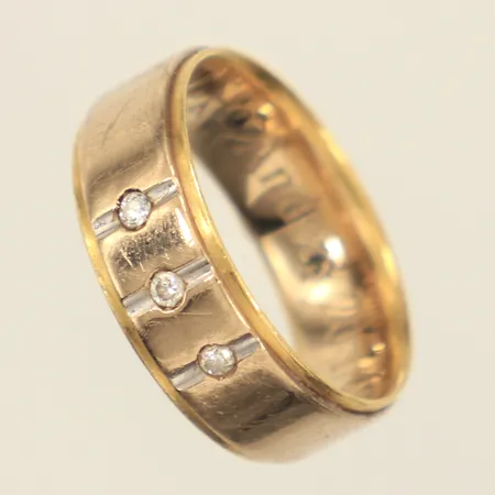 Ring med diamanter 3x ca 0,02ct, stl 18¼, bredd 6,9mm, gravyr, repig, 18K  Vikt: 7,9 g