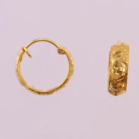Ett par örhängen med dekor, creoler, Ø11,5mm, 21K.  Vikt: 1,8 g