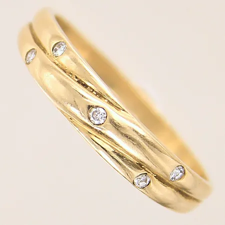 Ring med diamanter 5 x ca 0,01ct, stl 20½, bredd 2-5mm, 18K  Vikt: 3,7 g