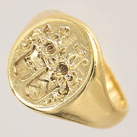 Ring med dekor, stl 15¾, bredd 3-14mm, 18K  Vikt: 7,5 g