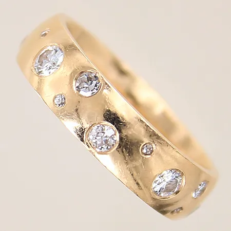 Ring med 19 stycken diamanter totalt ca 1,00ctv, stl 19, bredd 6mm, gravyr, repig, 18K  Vikt: 10,1 g