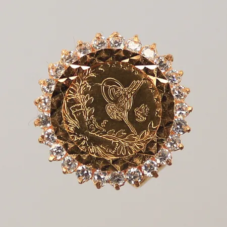 Ring med mynt och vita stenar snurrbar del, stl 18½, bredd 6-22mm, 21K 8,3g Vikt: 8,3 g
