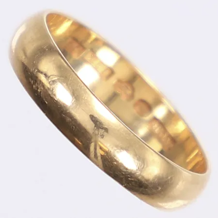 Ring, slät, stl 18, bredd 4,5mm, gravyr, 18K Vikt: 3,6 g