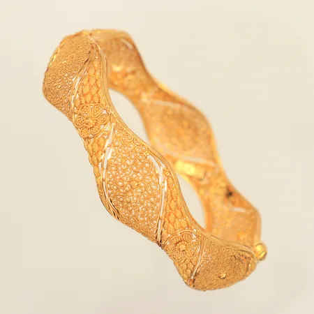Armband med filigranarbete, innermått ca 19cm, bredd ca 10-16mm, stelt, öppningsbart, något bucklig, 21K Vikt: 26,4 g