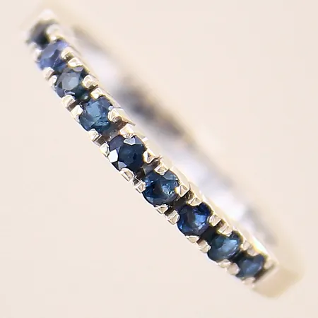 Ring med blå stenar, troligen syntetiska safirer, stl 18¾, bredd 2,5mm, vitguld, något repig, i behov av omrodiering, 18K  Vikt: 5,3 g
