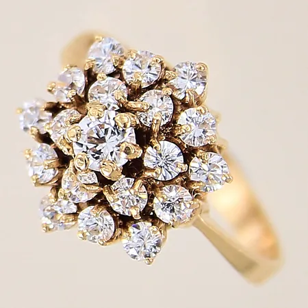 Ring med vita stenar, stl 18¾, bredd 3-15mm, 14K  Vikt: 4,4 g
