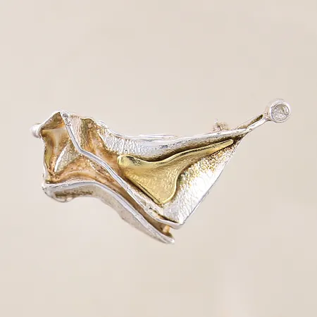 Brosch med vit sten, 50x37mm, sten med spricka, förgyllda detaljer, silver 925/1000 Vikt: 12,4 g