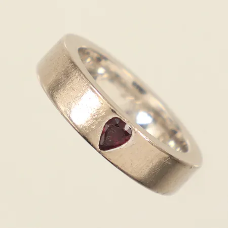 Ring med röd sten, möjligen rubin, stl 16¼, bredd ca 5mm, repig, bör rodieras om, 18K Vikt: 10,9 g
