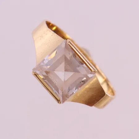 Ring med bergkristall, stl: 17¾, bredd 3-9mm, Ceson, 18K. Vikt: 3,3 g