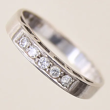 Ring med diamanter 5 x ca 0,03ct, stl 18¾, bredd 3mm, vitguld, Stigbert för Heribert Engelbert, år 1970, i behov av omrodiering, 18K  Vikt: 4 g