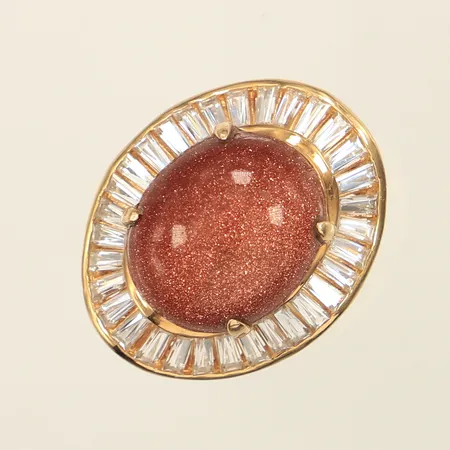 Ring med guldfluss samt bagetteslipade vita stenar, stl 18, bredd ca 3,3-29mm, skev skena, spricka i skena, 14K bruttovikt:13,8g.