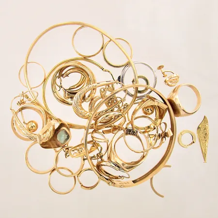 Guldsmycken, diamanter, delvis vitguld, gravyrer, bucklor, repor, udda, defekta, 18K  Vikt: 165,2 g