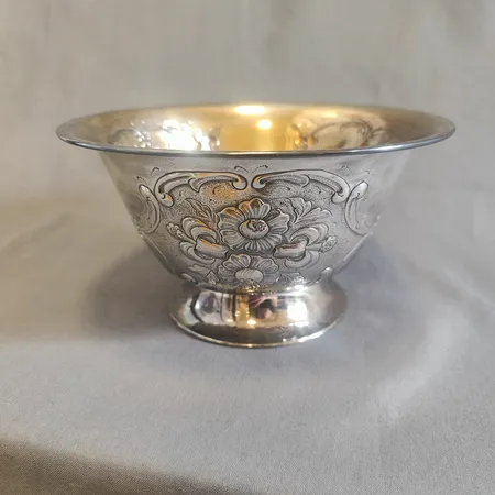 Skål på fot med handciselerad dekor, ca Ø18cm, höjd 10cm, Ladaga, 1952. 830/1000 Silver Vikt: 242,1 g