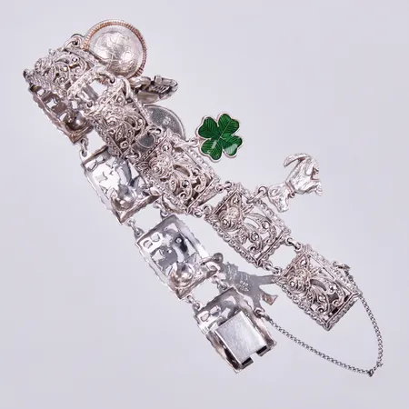 Armband med markasiter längd ca 18cm, bredd ca 12mm, med 7 berlocker (varav 1 graverad med namn), silver Vikt: 26,9 g