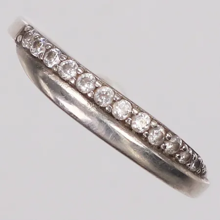 Ring, vita stenar, stl 19, bredd 1,4-4,2mm, 925/1000 silver Vikt: 1,7 g